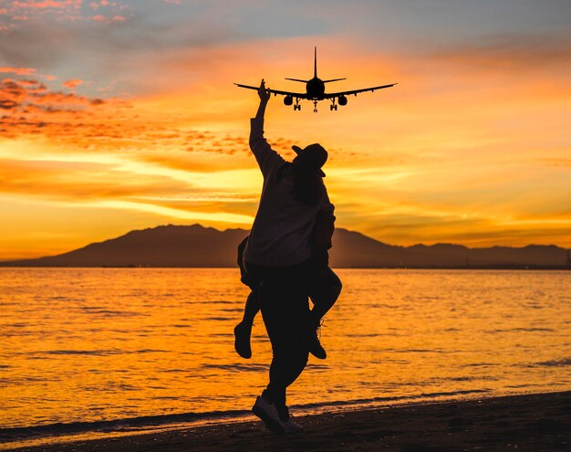 Portrait de personnes avec avion volant dans le ciel
