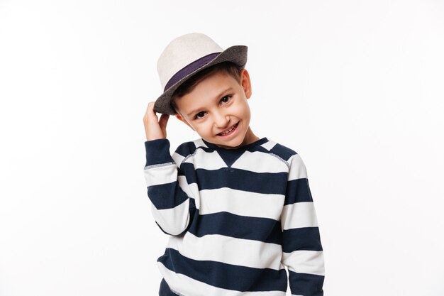 Portrait d'un petit enfant mignon heureux dans un chapeau