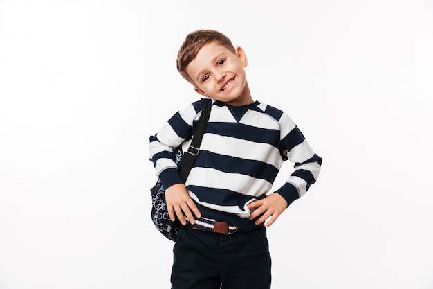 Portrait d'un petit enfant mignon heureux avec sac à dos