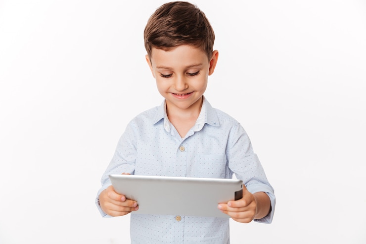 Photo gratuit portrait d'un petit enfant mignon satisfait jouant à des jeux