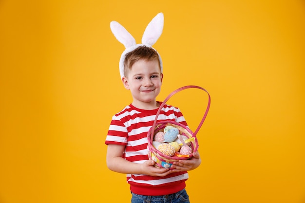 Portrait d'un petit enfant satisfait heureux portant des oreilles de lapin