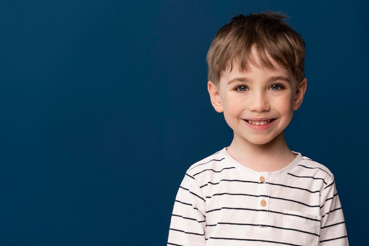 Photo gratuit portrait de petit enfant souriant