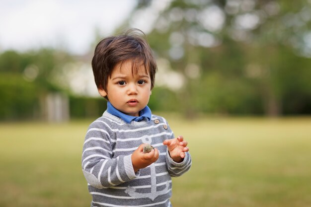 Portrait D Un Petit Garcon Beau Bebe Oriental Jouant En Plein Air Dans Le Parc Photo Premium Portrait D Un Petit Garcon Beau Bebe Oriental Jouant En Plein Air Dans Le Parc Photo Premium
