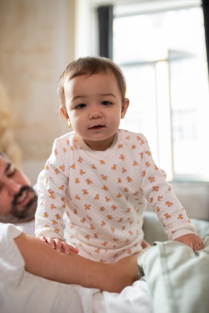 Portrait d'un petit garçon heureux regardant la caméra au lit