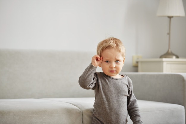 Portrait de petit garçon à la maison