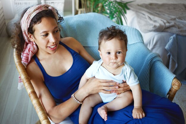 Un portrait d'un petit garçon et d'une mère