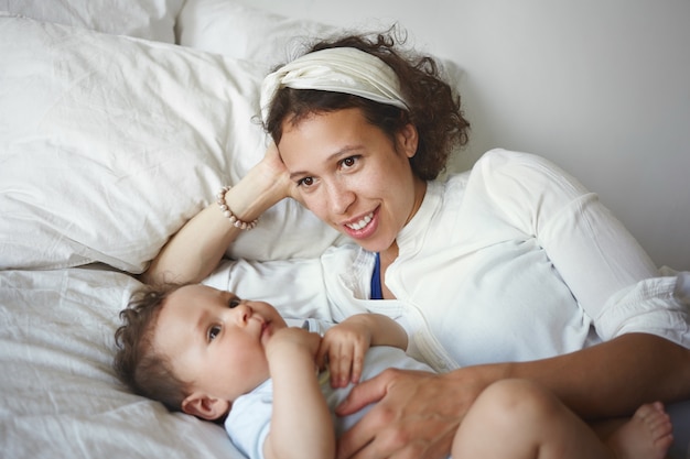 Un portrait d'un petit garçon et d'une mère