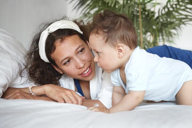 Un portrait d'un petit garçon et d'une mère