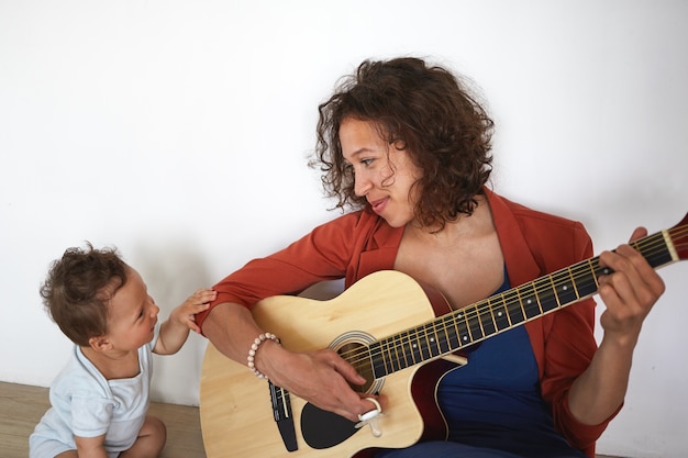 Un portrait d'un petit garçon et d'une mère