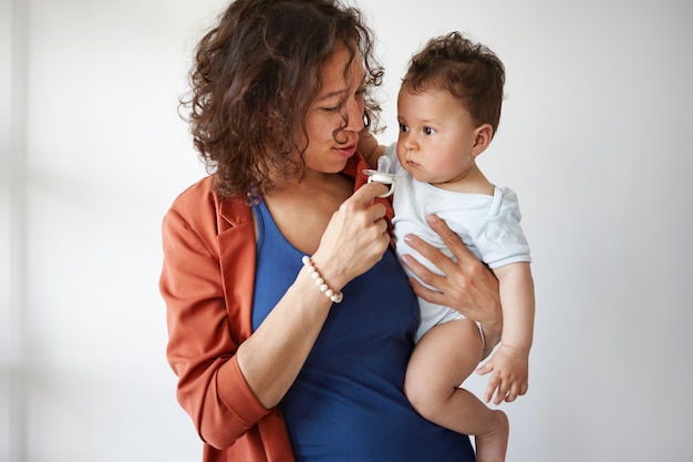 Photo gratuite un portrait d'un petit garçon et d'une mère