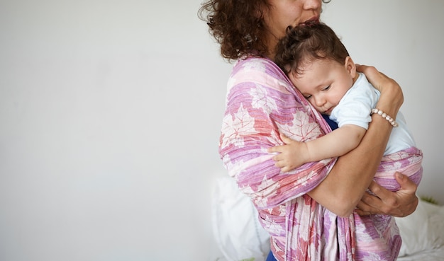 Photo gratuite un portrait d'un petit garçon et d'une mère