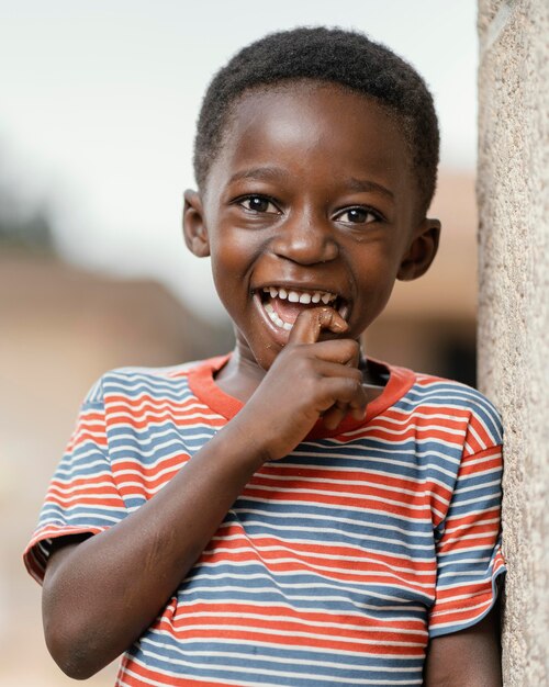 Portrait petit garçon souriant en plein air