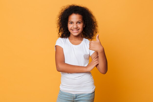 Portrait d'une petite fille africaine heureuse