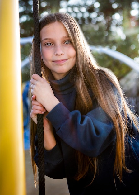 Portrait de petite fille à l'aire de jeux