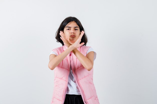 Portrait d'une petite fille aux bras croisés