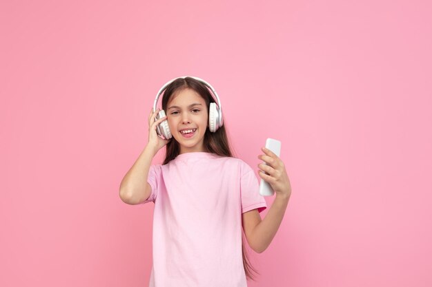 Portrait de petite fille caucasienne isolé sur rose, concept d'émotions