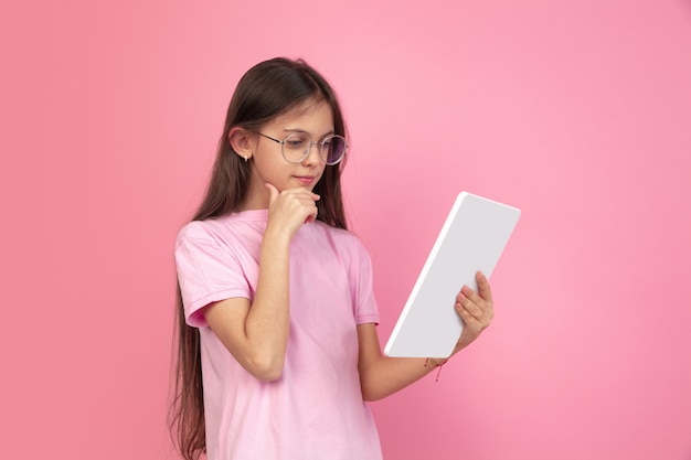 Portrait de petite fille caucasienne sur mur rose