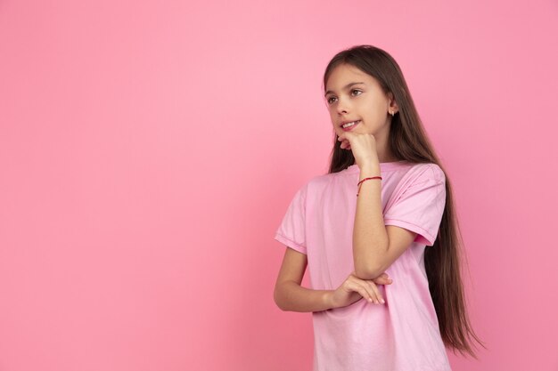 Portrait de petite fille caucasienne sur mur rose