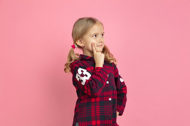 Portrait de petite fille caucasienne sur studio rose