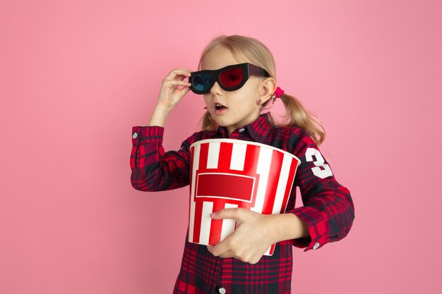 Portrait de petite fille caucasienne sur studio rose