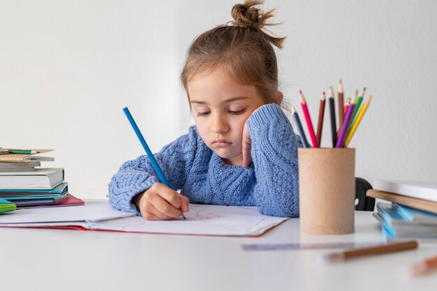 Portrait de petite fille à colorier