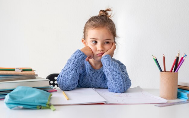 Portrait de petite fille à colorier