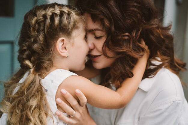 Portrait de petite fille embrassant sa belle mère heureuse