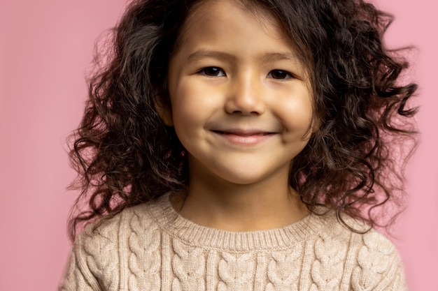 Headshot Closeup Portrait D Enfant Charmant Petite Fille Aux Cheveux Boucles Fonces Peau Brune Yeux Bruns Portant Un Pull Beige Mignon Souriant Doucement Et Regardant De Cote Photo Premium Headshot Closeup Portrait D Enfant Charmant Petite Fille Aux Cheveux Boucles Fonces Peau Brune Yeux Bruns Portant Un Pull Beige Mignon Souriant Doucement Et Regardant De Cote Photo Premium