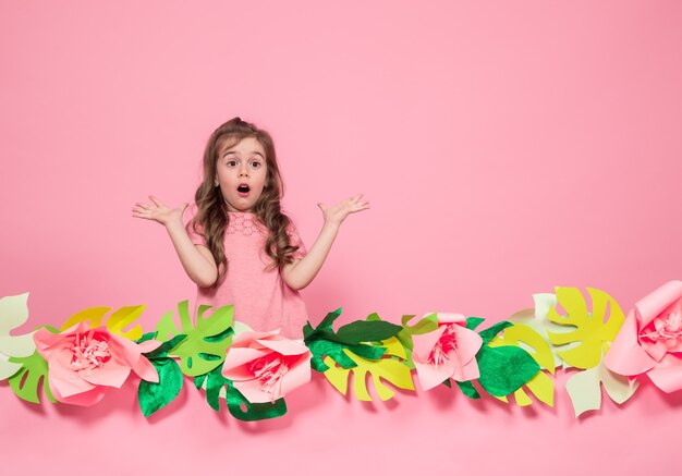 Portrait d'une petite fille sur fond rose d'été