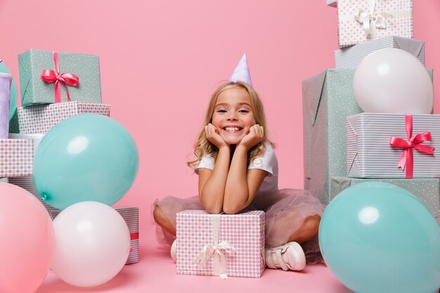 Portrait d'une petite fille heureuse dans un chapeau d'anniversaire