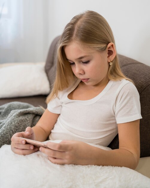 Portrait petite fille jouant au téléphone