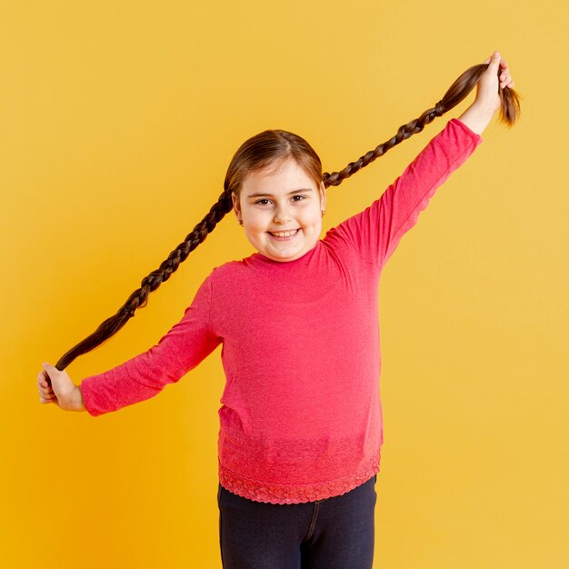 Portrait petite fille jouant avec ses cheveux