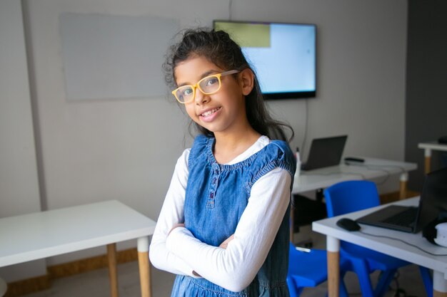 Portrait de petite fille métisse avec les mains jointes