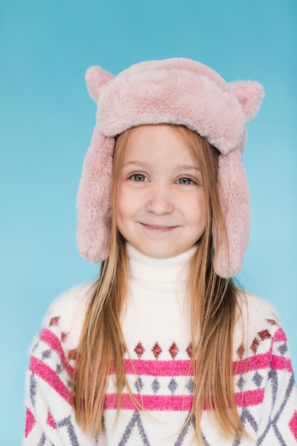 Portrait de petite fille mignonne avec chapeau d'hiver
