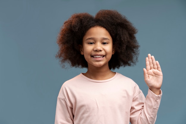 Portrait de petite fille mignonne souriante