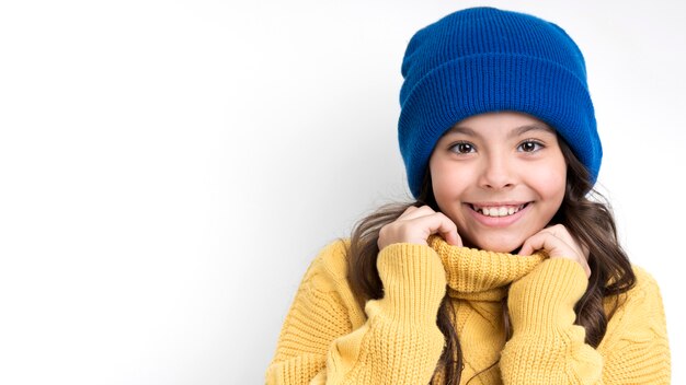 Portrait petite fille portant des vêtements de saison