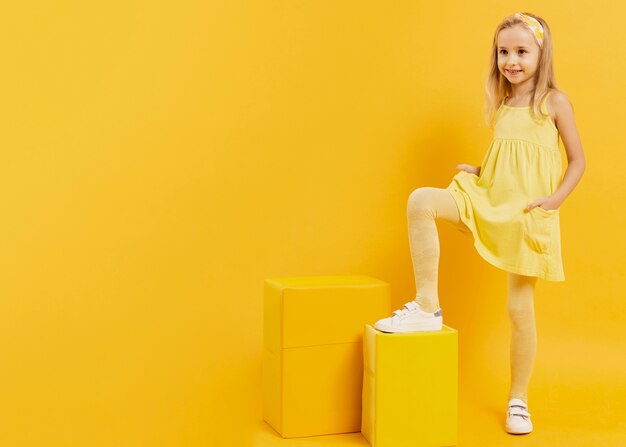 Portrait petite fille en robe jaune