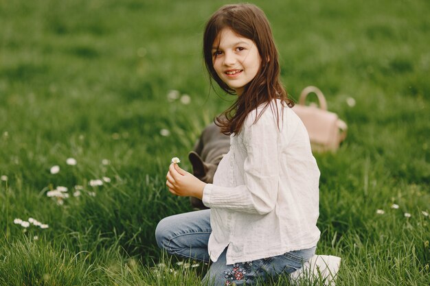 Portrait d'une petite fille avec son beau chien