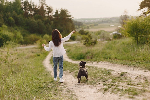 Portrait d'une petite fille avec son beau chien