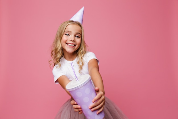 Portrait d'une petite fille souriante dans un chapeau d'anniversaire