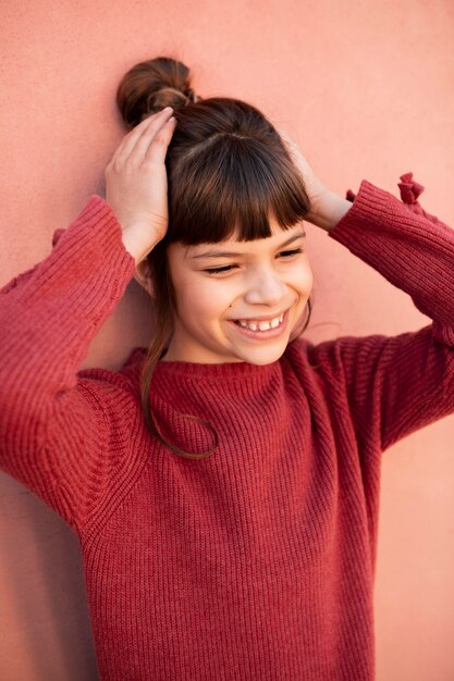 Photo gratuite portrait de petite fille souriante