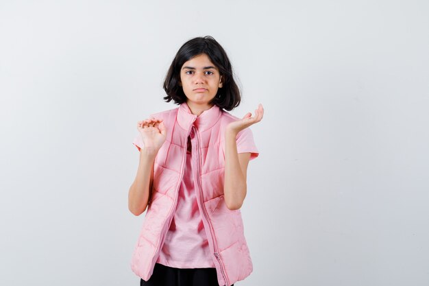 Portrait d'une petite fille en t-shirt blanc et gilet matelassé