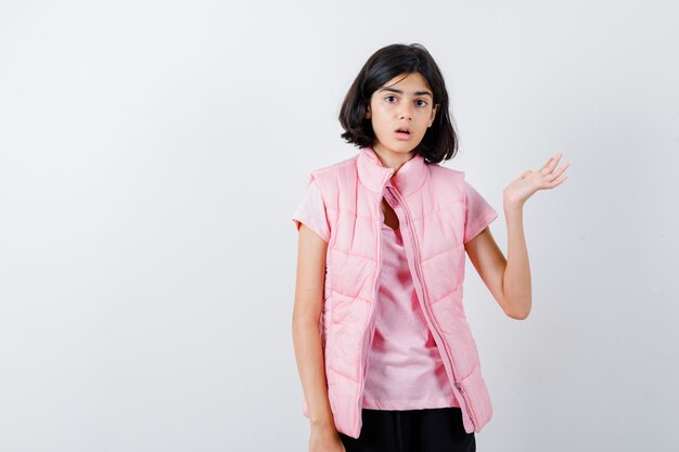 Portrait d'une petite fille en t-shirt blanc et gilet matelassé