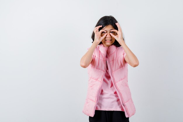 Portrait d'une petite fille en t-shirt blanc et gilet matelassé