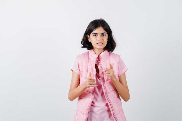 Portrait d'une petite fille en t-shirt blanc et gilet matelassé