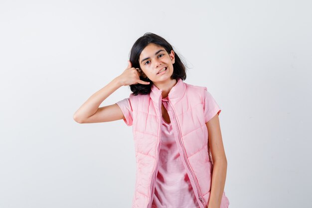 Portrait d'une petite fille en t-shirt blanc et gilet matelassé