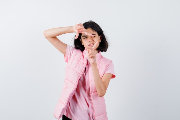 Portrait d'une petite fille en t-shirt blanc et gilet matelassé