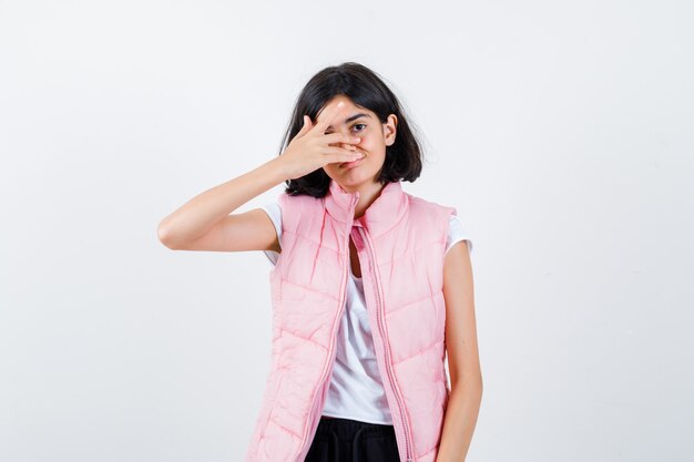 Portrait d'une petite fille en t-shirt blanc et gilet matelassé