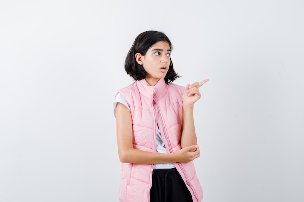 Portrait d'une petite fille en t-shirt blanc et gilet matelassé