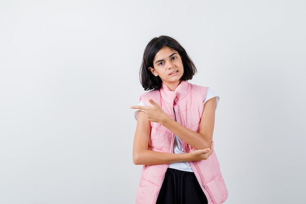 Portrait d'une petite fille en t-shirt blanc et gilet matelassé